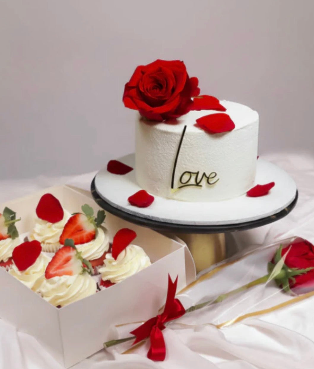 4inch Cake with 6Cupcakes